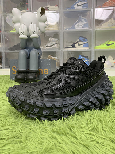 OK batch  Balenciaga Defender Black (Women&#x27;s)  685611W2RA61000