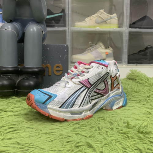 Balenciaga ciaga 7.0 Runner Grafhti Sneaker "White Blue Pink"