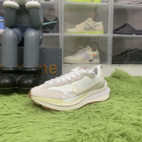 Nike Vaporwaffle sacai Sail Gum